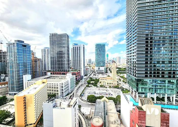 3Br Skyline Luxury With A 100 Inch Tv, Balcony & Prime Miami Location